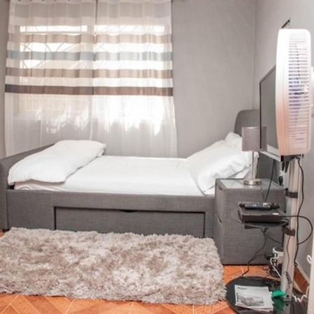 Fully Aircondition 3Bed Villa- A C- Wifi- Hotwater Freetown Buitenkant foto