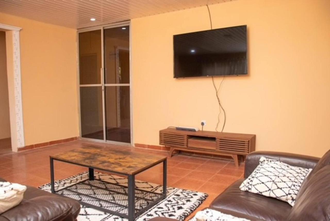 Fully Aircondition 3Bed Villa- A C- Wifi- Hotwater Freetown Buitenkant foto