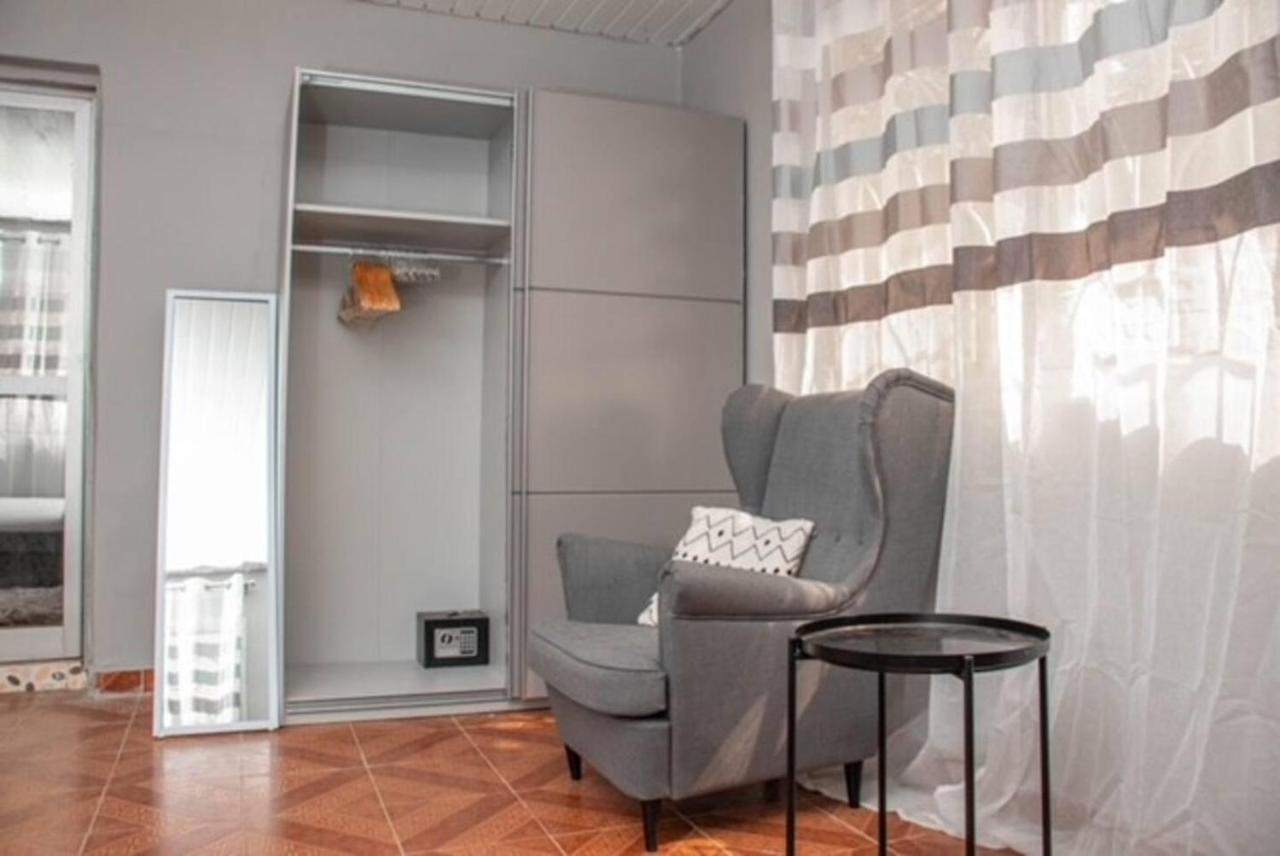 Fully Aircondition 3Bed Villa- A C- Wifi- Hotwater Freetown Buitenkant foto