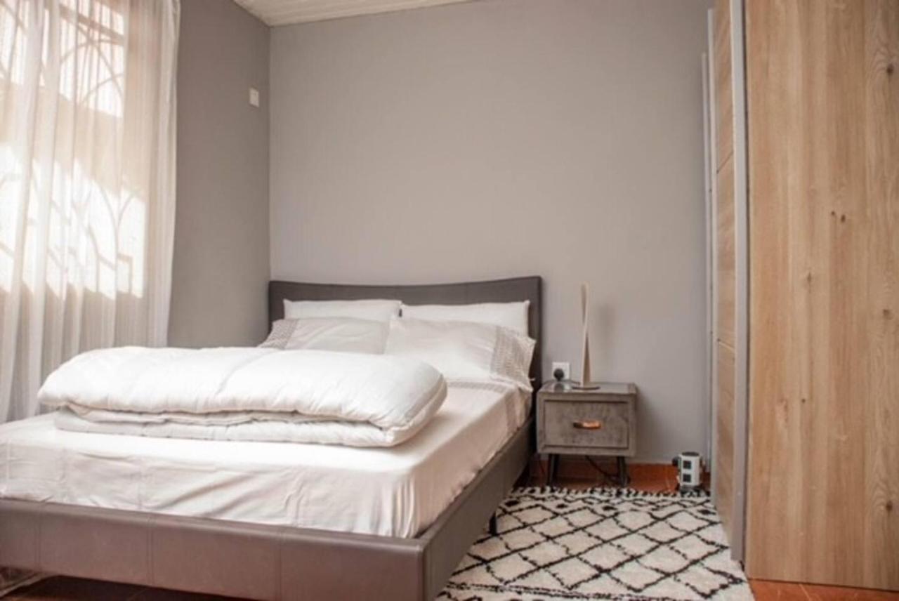 Fully Aircondition 3Bed Villa- A C- Wifi- Hotwater Freetown Buitenkant foto