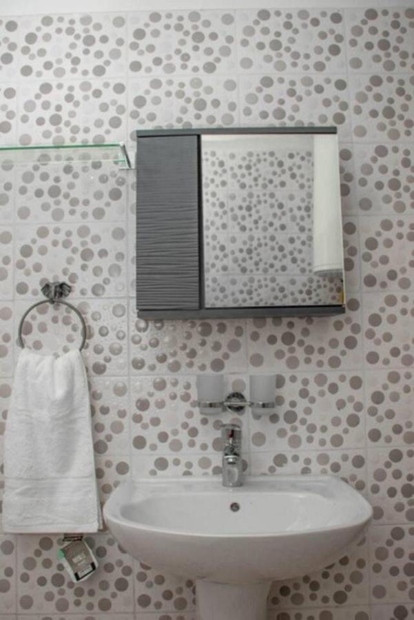 Fully Aircondition 3Bed Villa- A C- Wifi- Hotwater Freetown Buitenkant foto