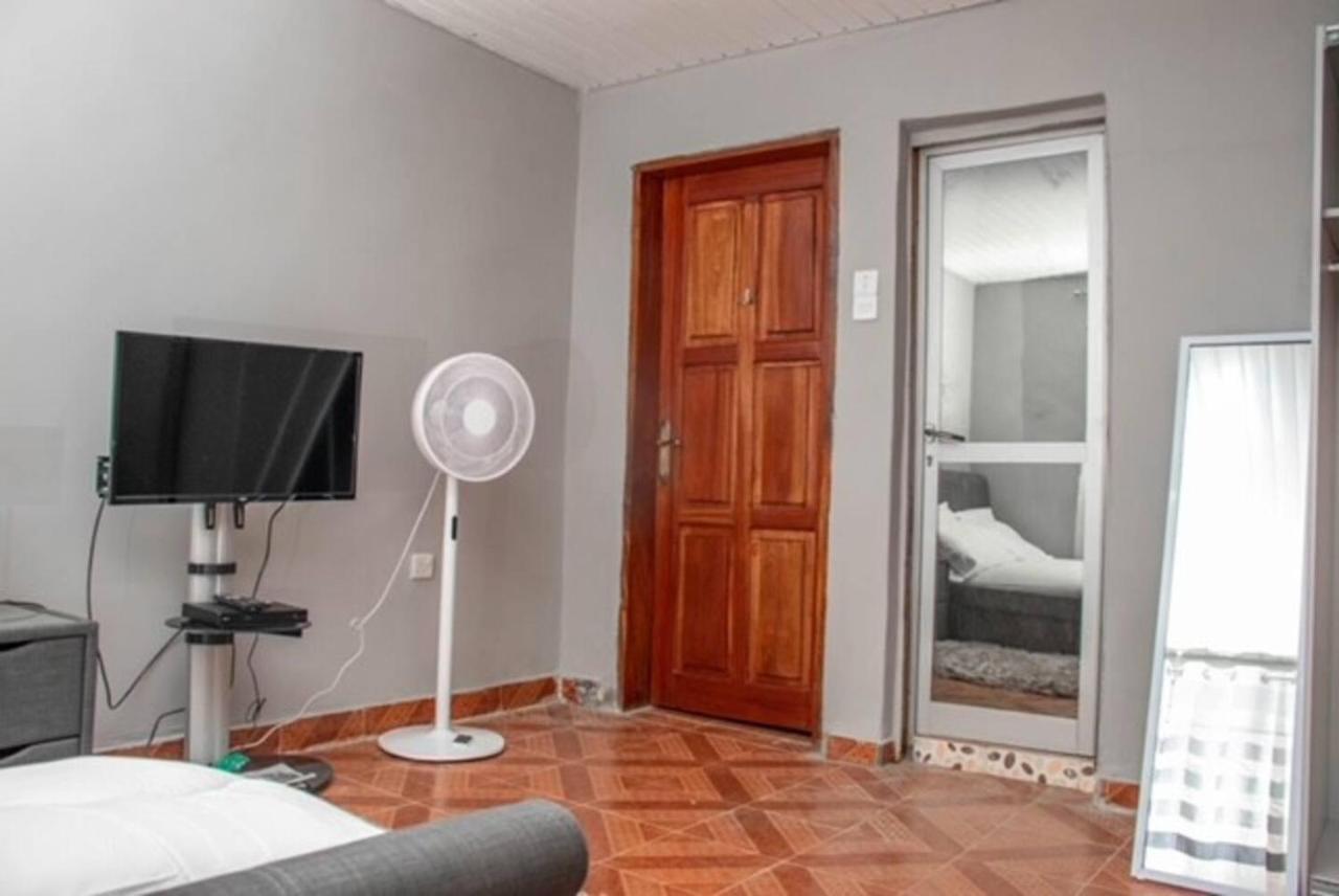 Fully Aircondition 3Bed Villa- A C- Wifi- Hotwater Freetown Buitenkant foto