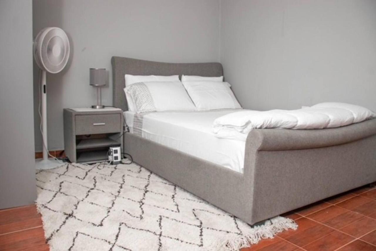 Fully Aircondition 3Bed Villa- A C- Wifi- Hotwater Freetown Buitenkant foto