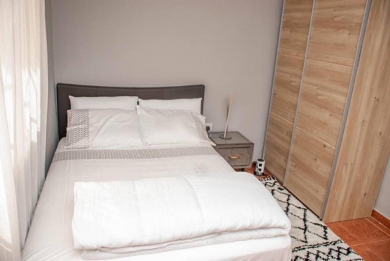 Fully Aircondition 3Bed Villa- A C- Wifi- Hotwater Freetown Buitenkant foto