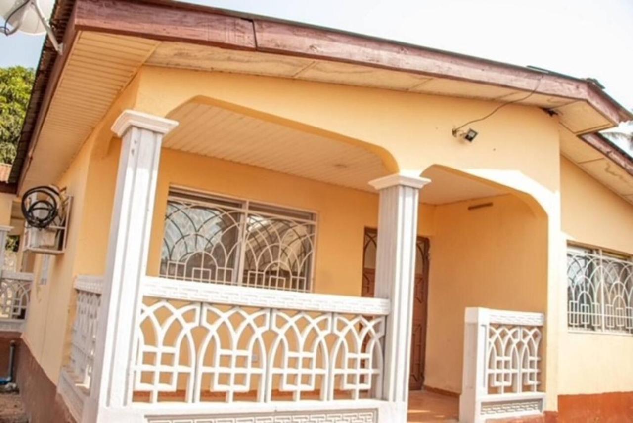 Fully Aircondition 3Bed Villa- A C- Wifi- Hotwater Freetown Buitenkant foto