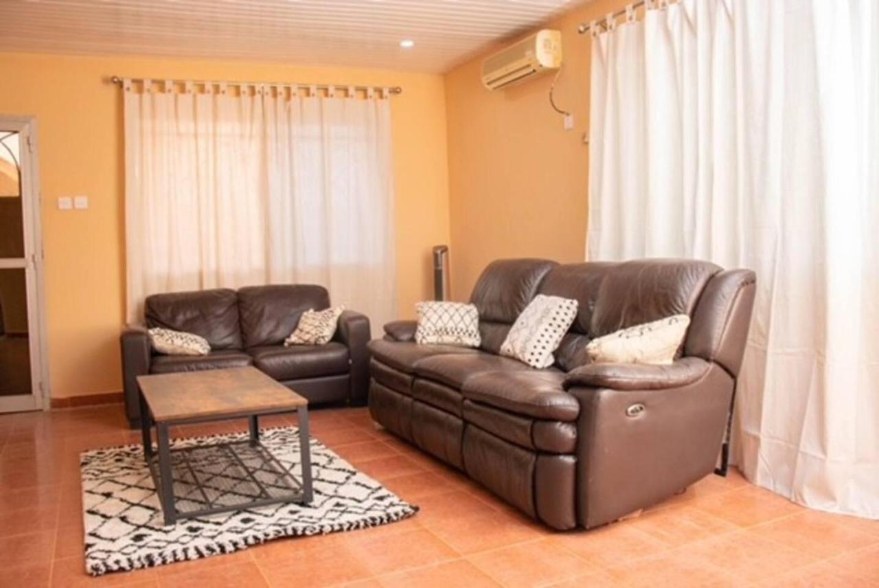 Fully Aircondition 3Bed Villa- A C- Wifi- Hotwater Freetown Buitenkant foto