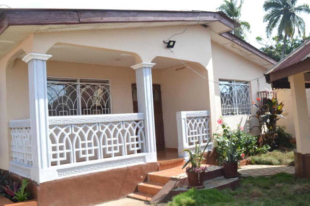 Fully Aircondition 3Bed Villa- A C- Wifi- Hotwater Freetown Buitenkant foto