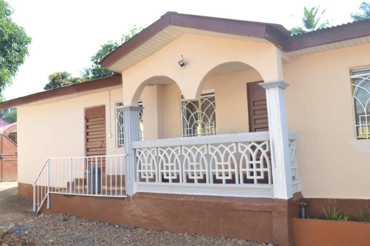 Fully Aircondition 3Bed Villa- A C- Wifi- Hotwater Freetown Buitenkant foto